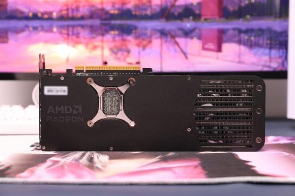 9070XT游荡者打造4K电竞主机pg电子小钢炮终极形态！撼讯RX(图2)